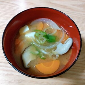 新玉ねぎと人参と椎茸と豆腐の味噌汁